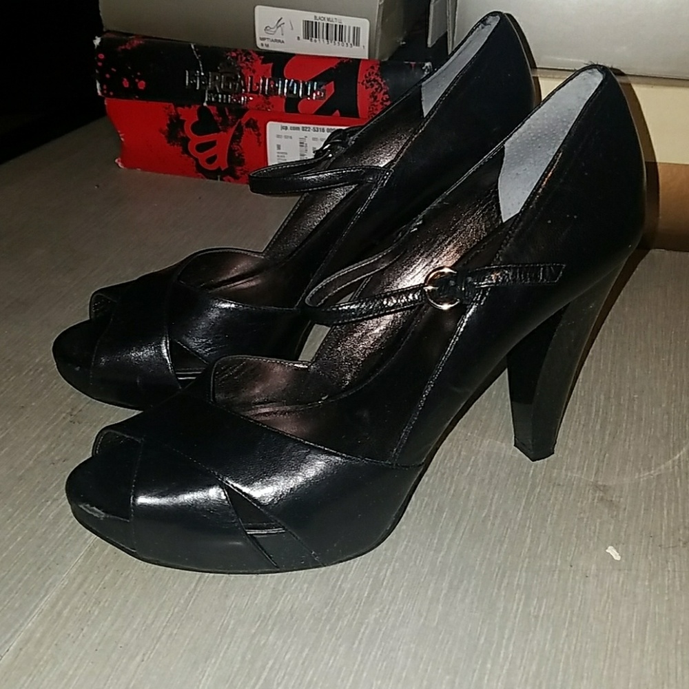 Marc Fisher Black Leather size 9 strapped in heels